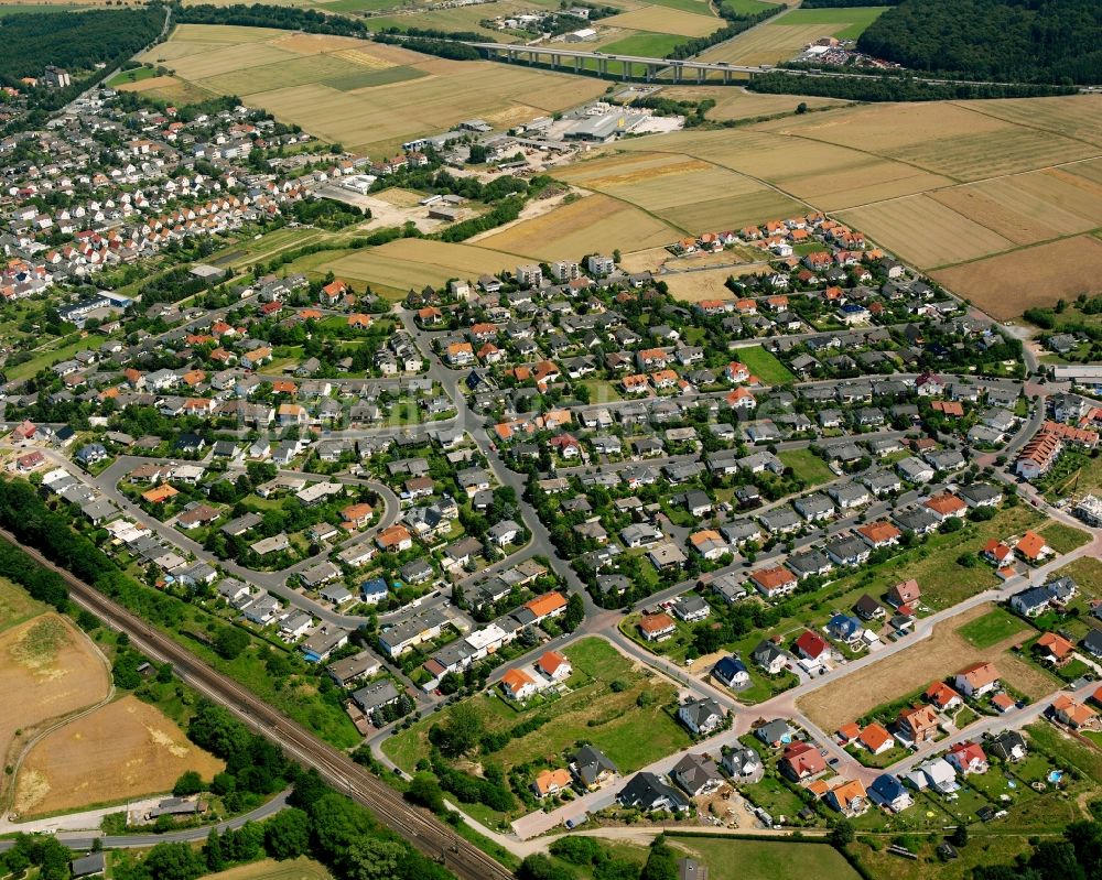 Luftaufnahme Lang-Göns - Wohngebiet - Mischbebauung der Mehr- und Einfamilienhaussiedlung in Lang-Göns im Bundesland Hessen, Deutschland