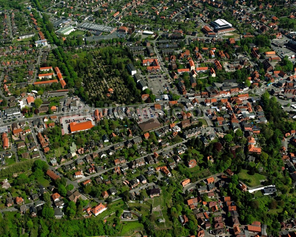 Lauenburg/Elbe von oben - Wohngebiet - Mischbebauung der Mehr- und Einfamilienhaussiedlung in Lauenburg/Elbe im Bundesland Schleswig-Holstein, Deutschland