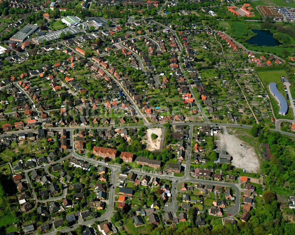 Lauenburg/Elbe aus der Vogelperspektive: Wohngebiet - Mischbebauung der Mehr- und Einfamilienhaussiedlung in Lauenburg/Elbe im Bundesland Schleswig-Holstein, Deutschland