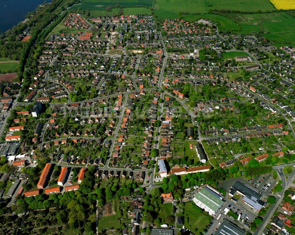 Luftaufnahme Lauenburg/Elbe - Wohngebiet - Mischbebauung der Mehr- und Einfamilienhaussiedlung in Lauenburg/Elbe im Bundesland Schleswig-Holstein, Deutschland