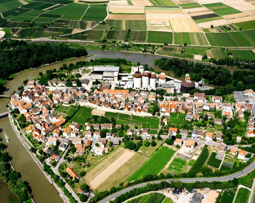 Lauffen am Neckar von oben - Wohngebiet - Mischbebauung der Mehr- und Einfamilienhaussiedlung in Lauffen am Neckar im Bundesland Baden-Württemberg, Deutschland