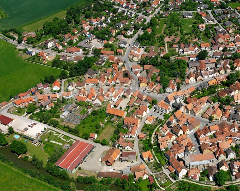 Leutershausen aus der Vogelperspektive: Wohngebiet - Mischbebauung der Mehr- und Einfamilienhaussiedlung in Leutershausen im Bundesland Bayern, Deutschland