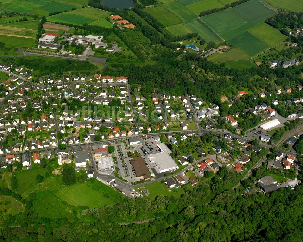 Niederhadamar von oben - Wohngebiet - Mischbebauung der Mehr- und Einfamilienhaussiedlung in Niederhadamar im Bundesland Hessen, Deutschland