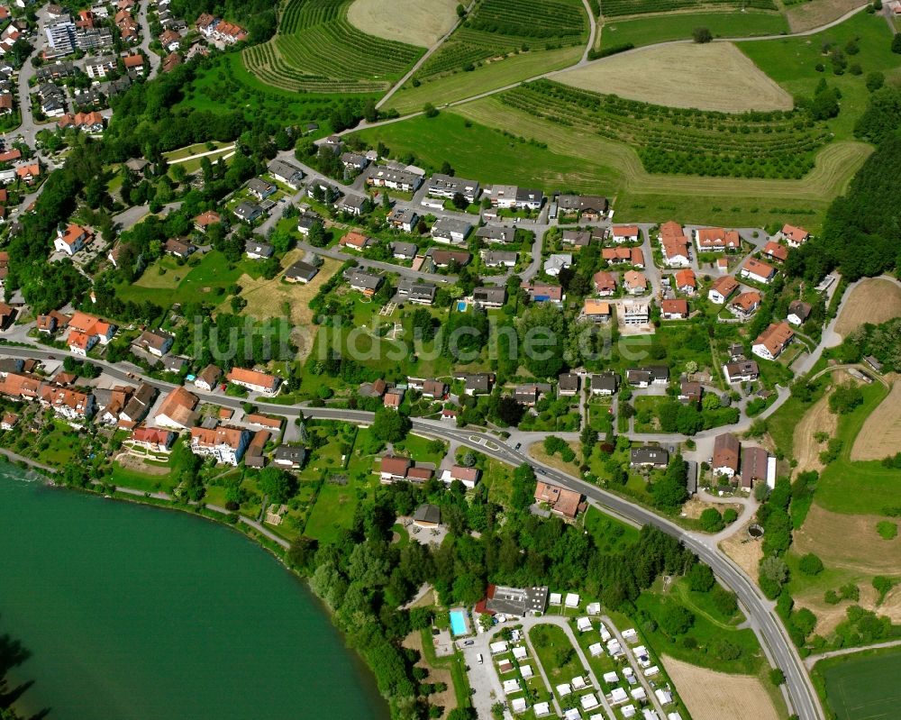 Luftaufnahme Küssaberg - Wohngebiet - Mischbebauung der Mehr- und Einfamilienhaussiedlung am Oberdorf mit Rhein in Küssaberg im Bundesland Baden-Württemberg, Deutschland