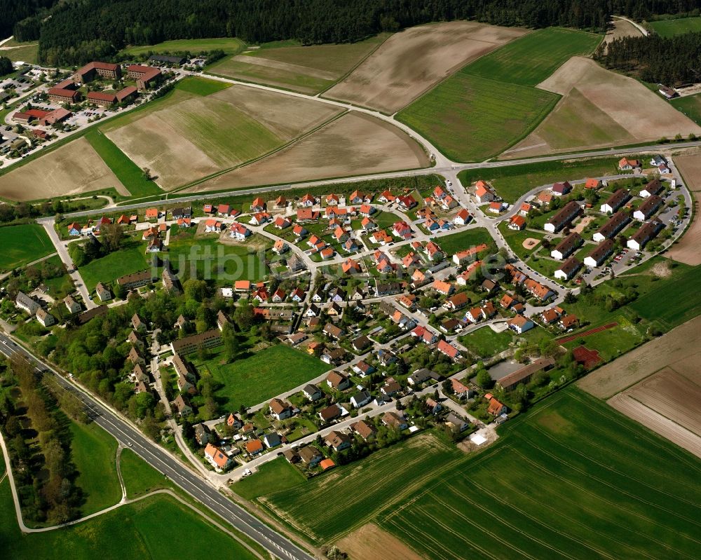 Luftaufnahme Obereichenbach - Wohngebiet - Mischbebauung der Mehr- und Einfamilienhaussiedlung in Obereichenbach im Bundesland Bayern, Deutschland