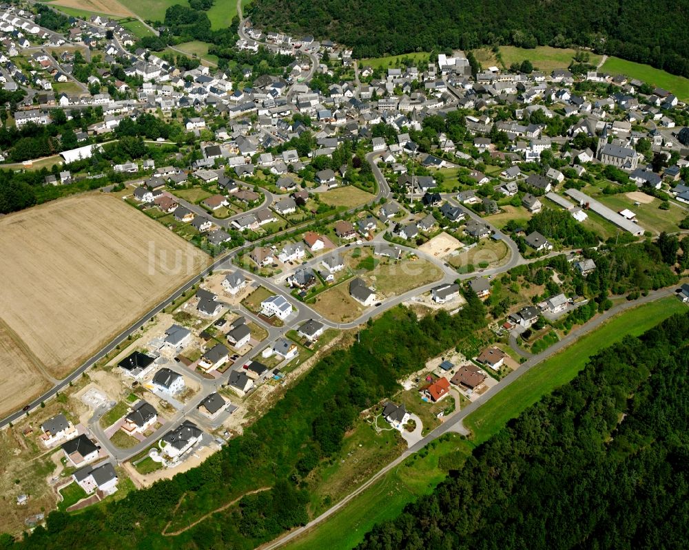 Rhaunen aus der Vogelperspektive: Wohngebiet - Mischbebauung der Mehr- und Einfamilienhaussiedlung in Rhaunen im Bundesland Rheinland-Pfalz, Deutschland