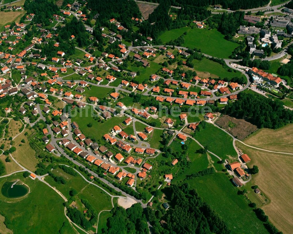 Luftaufnahme Sankt Englmar - Wohngebiet - Mischbebauung der Mehr- und Einfamilienhaussiedlung in Sankt Englmar im Bundesland Bayern, Deutschland