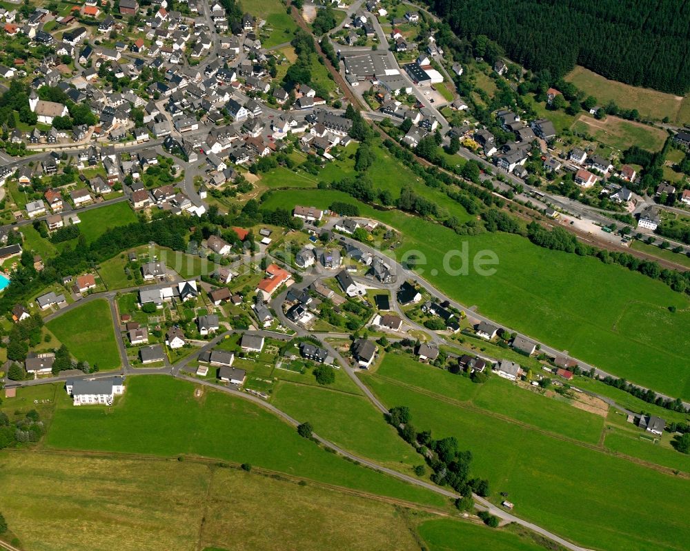 Feudingen von oben - Wohngebiet - Mischbebauung der Mehr- und Einfamilienhaussiedlung Am Sasselberg in Feudingen im Bundesland Nordrhein-Westfalen, Deutschland