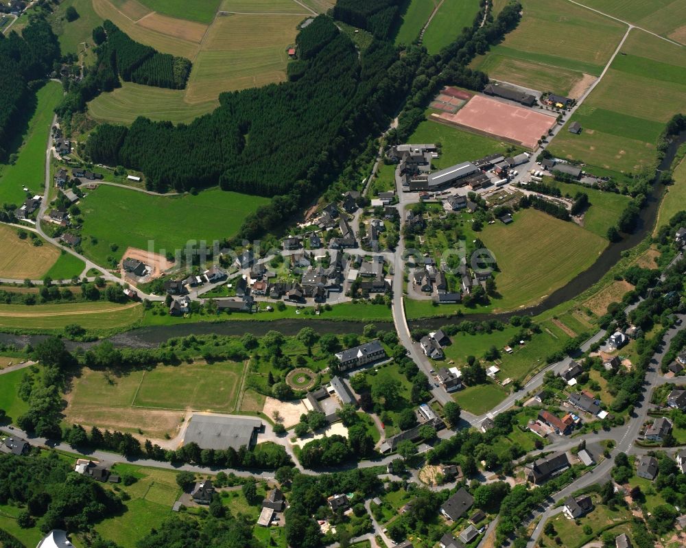 Schwarzenau aus der Vogelperspektive: Wohngebiet - Mischbebauung der Mehr- und Einfamilienhaussiedlung in Schwarzenau im Bundesland Nordrhein-Westfalen, Deutschland