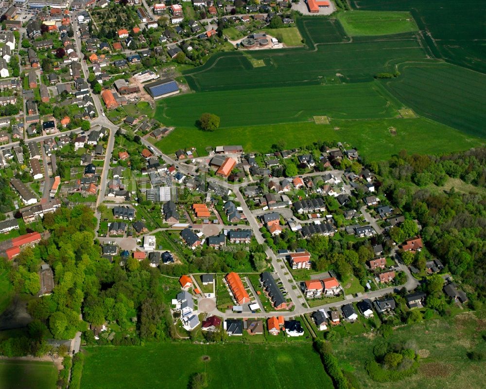 Luftaufnahme Schwarzenbek - Wohngebiet - Mischbebauung der Mehr- und Einfamilienhaussiedlung in Schwarzenbek im Bundesland Schleswig-Holstein, Deutschland