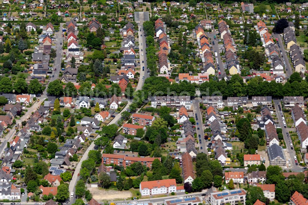 Hannover aus der Vogelperspektive: Wohngebiet - Mischbebauung der Mehr- und Einfamilienhaussiedlung an der Springer Straße in Hannover im Bundesland Niedersachsen, Deutschland