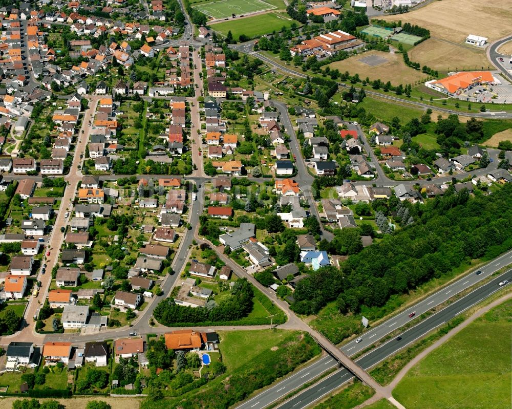 Steinbach von oben - Wohngebiet - Mischbebauung der Mehr- und Einfamilienhaussiedlung in Steinbach im Bundesland Hessen, Deutschland