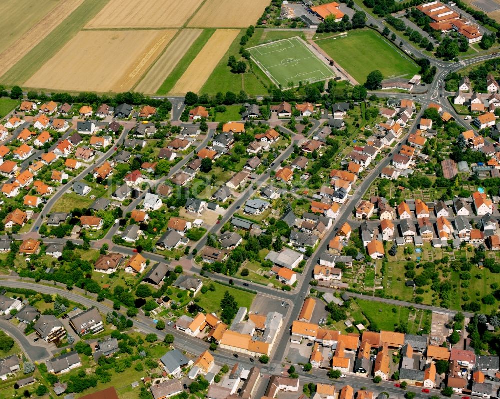 Steinbach von oben - Wohngebiet - Mischbebauung der Mehr- und Einfamilienhaussiedlung in Steinbach im Bundesland Hessen, Deutschland