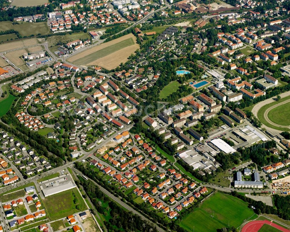 Straubing von oben - Wohngebiet - Mischbebauung der Mehr- und Einfamilienhaussiedlung in Straubing im Bundesland Bayern, Deutschland