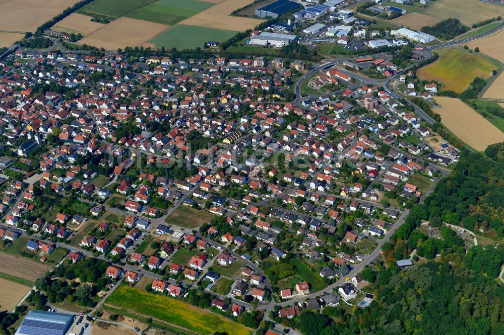 Luftbild Waldbüttelbrunn - Wohngebiet - Mischbebauung der Mehr- und Einfamilienhaussiedlung in Waldbüttelbrunn im Bundesland Bayern, Deutschland