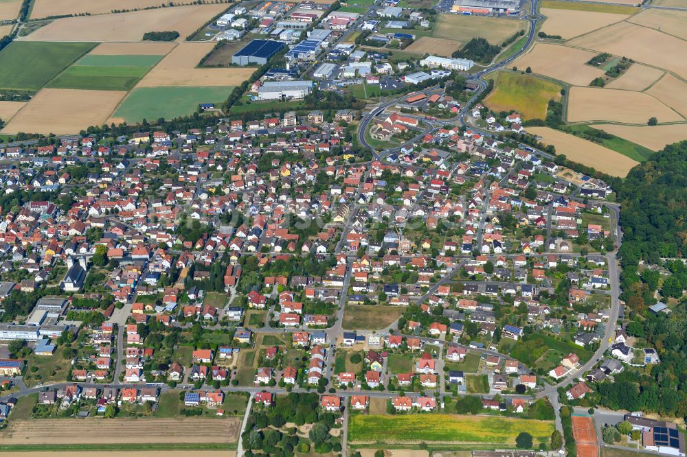 Luftaufnahme Waldbüttelbrunn - Wohngebiet - Mischbebauung der Mehr- und Einfamilienhaussiedlung in Waldbüttelbrunn im Bundesland Bayern, Deutschland