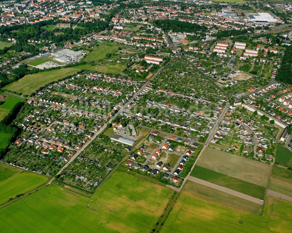 Luftaufnahme Zerbst/Anhalt - Wohngebiet - Mischbebauung der Mehr- und Einfamilienhaussiedlung in Zerbst/Anhalt im Bundesland Sachsen-Anhalt, Deutschland