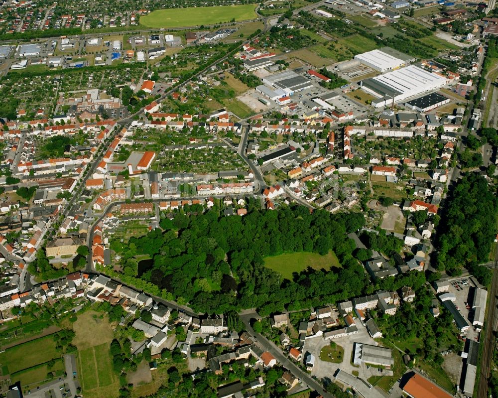 Luftaufnahme Zerbst/Anhalt - Wohngebiet - Mischbebauung der Mehr- und Einfamilienhaussiedlung in Zerbst/Anhalt im Bundesland Sachsen-Anhalt, Deutschland