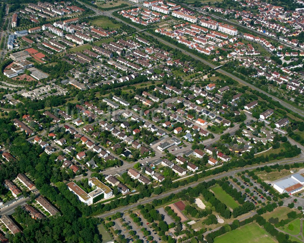 Luftbild Karlsruhe - Wohngebiet - Mischbebauung der Mehr- und Einfamilienhaussiedlung zwischen der Straße Am Sportplatz und Eichbäumle in Karlsruhe im Bundesland Baden-Württemberg, Deutschland