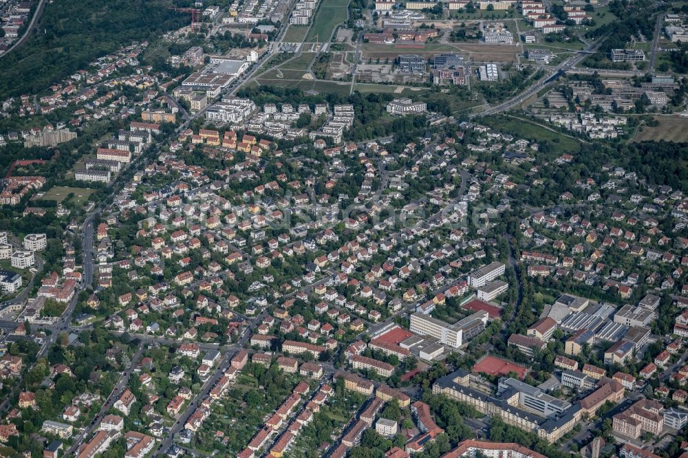 Luftaufnahme Würzburg - Wohngebiet - Mischbebauung der Mehr- und Einfamilienhaussiedlung zwischen Voglerstraße und Am Galgenberg in Würzburg im Bundesland Bayern, Deutschland