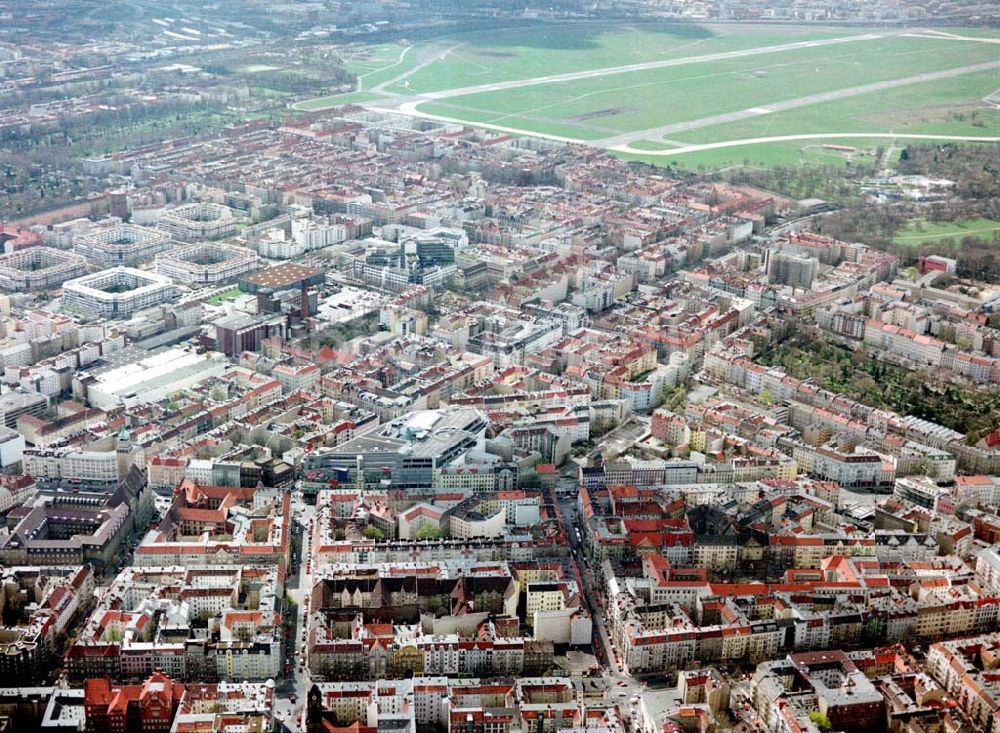 Luftbild Berlin - Wohngebiet an der Neuköllner Karl-Marx-Straße am Flughafen Tempelhof.