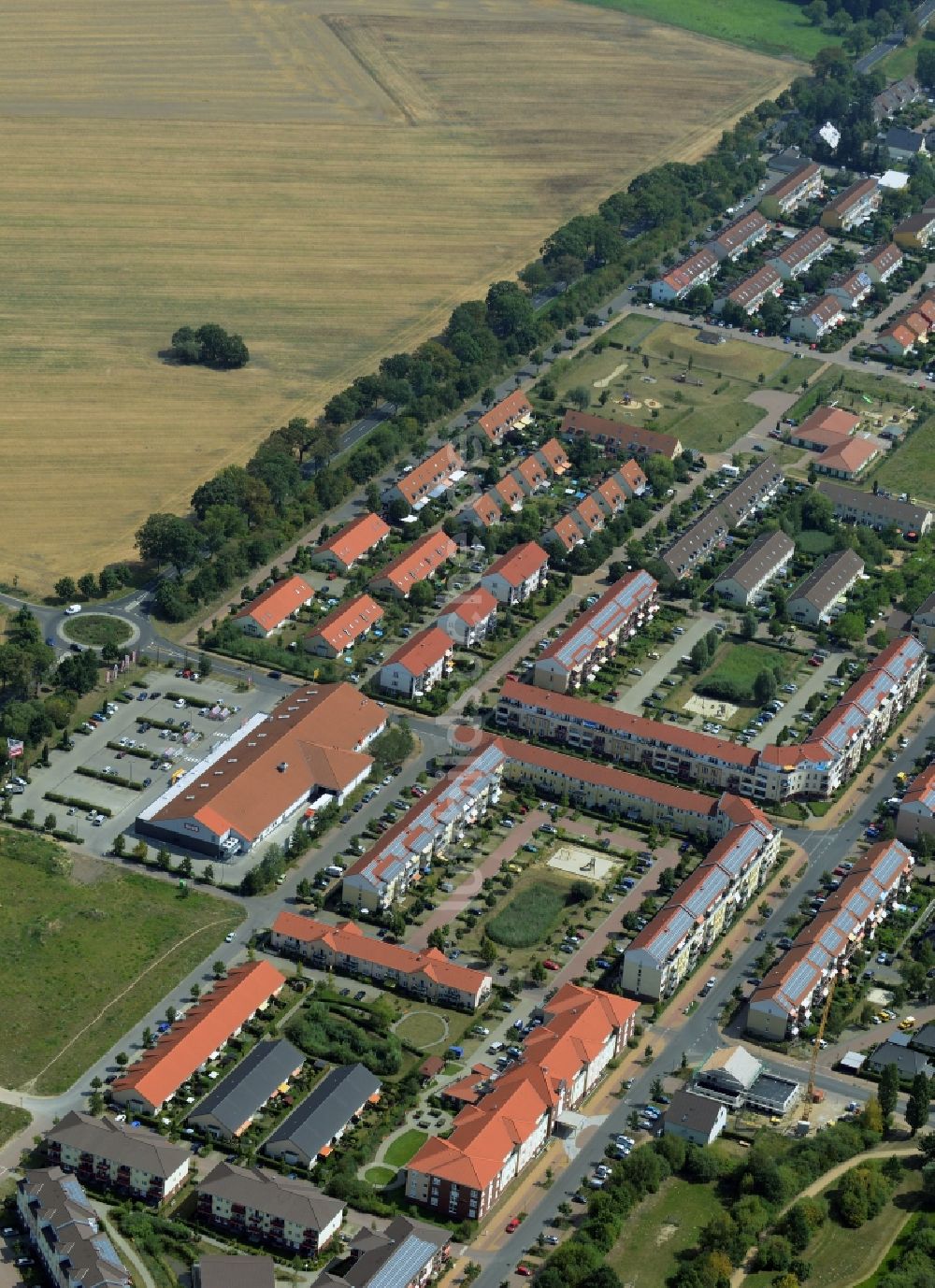 Hoppegarten von oben - Wohngebiet am nordöstlichen Rand von Hoppegarten im Bundesland Brandenburg