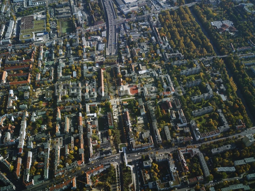 Berlin aus der Vogelperspektive: Wohngebiet im Ortsteil Britz mit der Ausfahrt aus dem Autobahntunnel der A100 im Bereich der Buschkrugallee im Bezirk Neukölln in Berlin