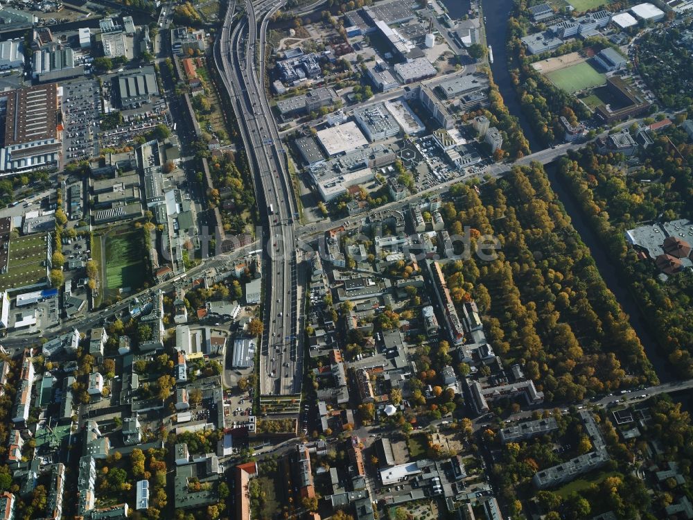 Berlin aus der Vogelperspektive: Wohngebiet im Ortsteil Britz mit der Ausfahrt aus dem Autobahntunnel der A100 im Bereich der Buschkrugallee im Bezirk Neukölln in Berlin