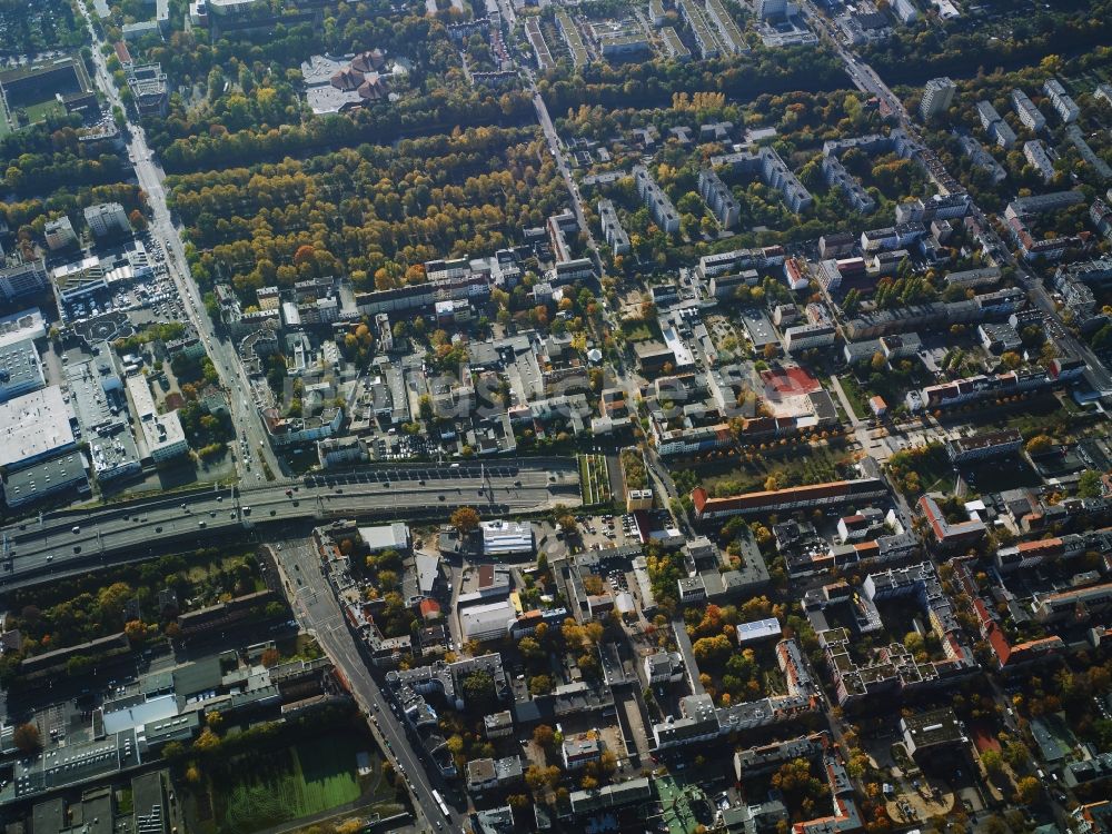 Luftbild Berlin - Wohngebiet im Ortsteil Britz mit der Ausfahrt aus dem Autobahntunnel der A100 im Bereich der Buschkrugallee im Bezirk Neukölln in Berlin