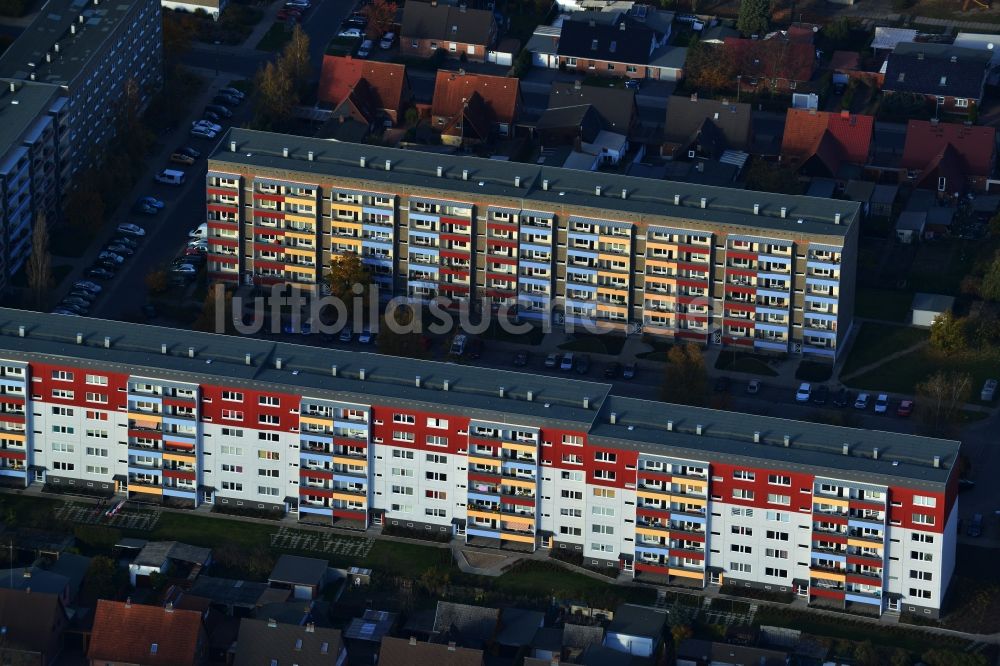 Luftaufnahme Neubrandenburg - Wohngebiet mit Plattenbauten in Neubrandenburg im Bundesland Mecklenburg-Vorpommern