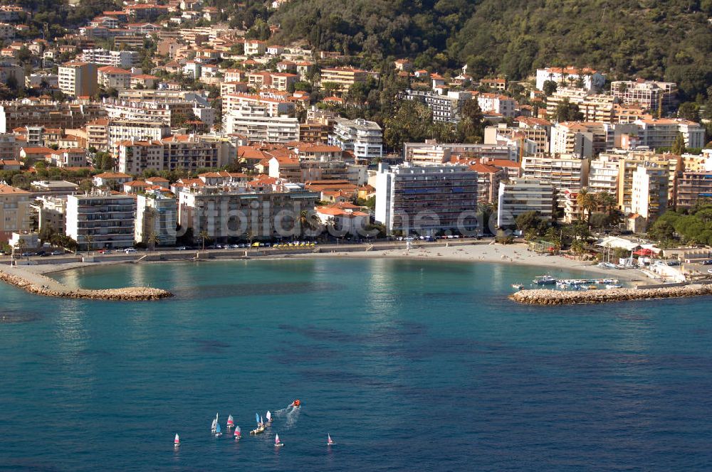 Luftaufnahme Roquebrune-Cap-Martin - Wohngebiet an der Promenade Robert Schumann im Stadtteil Cap-Martin und der Hafen in Roquebrune-Cap-Martin