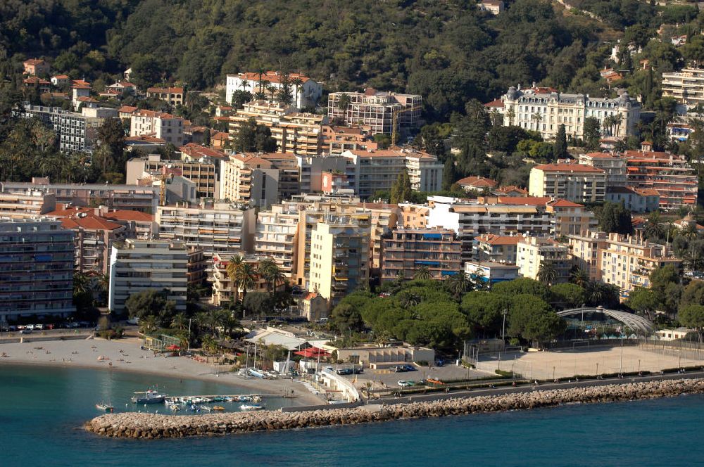 Roquebrune-Cap-Martin von oben - Wohngebiet an der Promenade Robert Schumann im Stadtteil Cap-Martin und der Hafen in Roquebrune-Cap-Martin