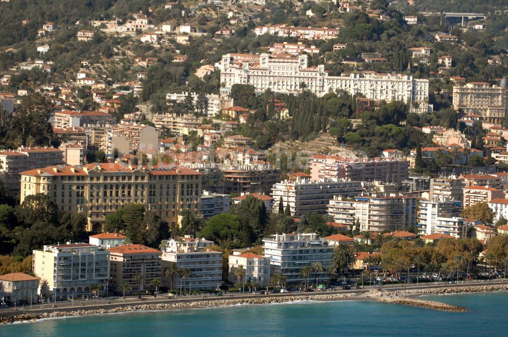 Roquebrune-Cap-Martin aus der Vogelperspektive: Wohngebiet an der Promenade du Soleil und dem Hotel Résidence l' Oliveraie in Menton