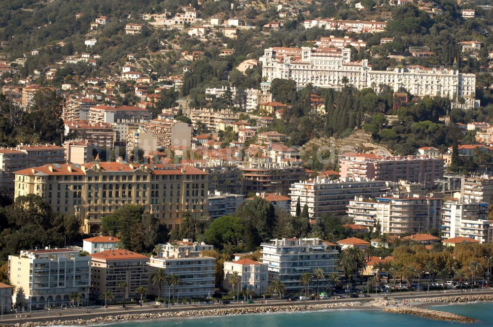 Luftbild Roquebrune-Cap-Martin - Wohngebiet an der Promenade du Soleil und dem Hotel Résidence l' Oliveraie in Menton