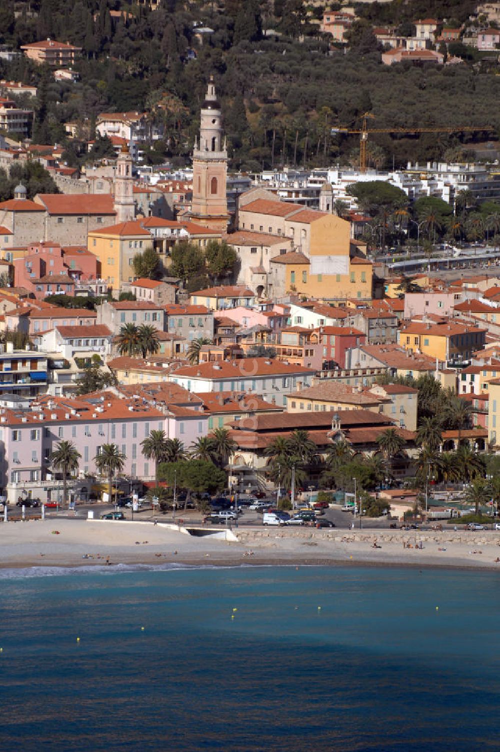 Menton aus der Vogelperspektive: Wohngebiet an der Promenade du Soleil und die Kathedrale Saint-Michel in Menton