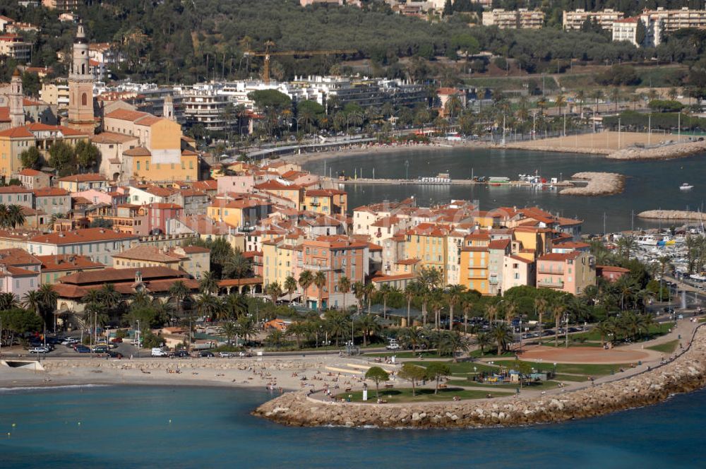 Luftbild Menton - Wohngebiet an der Promenade du Soleil und die Kathedrale Saint-Michel in Menton