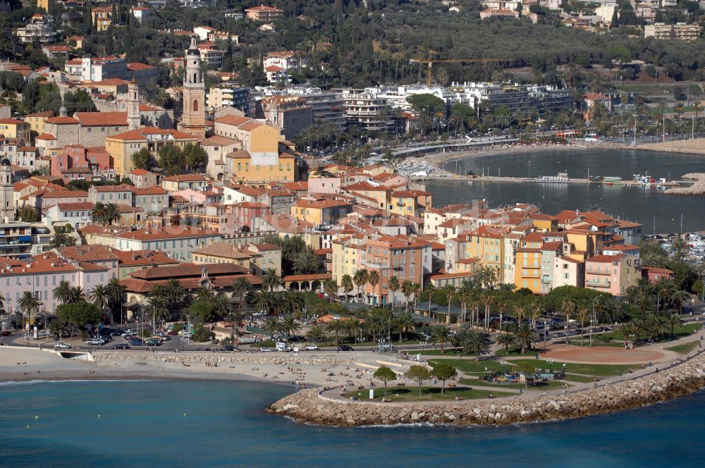 Luftaufnahme Menton - Wohngebiet an der Promenade du Soleil und die Kathedrale Saint-Michel in Menton