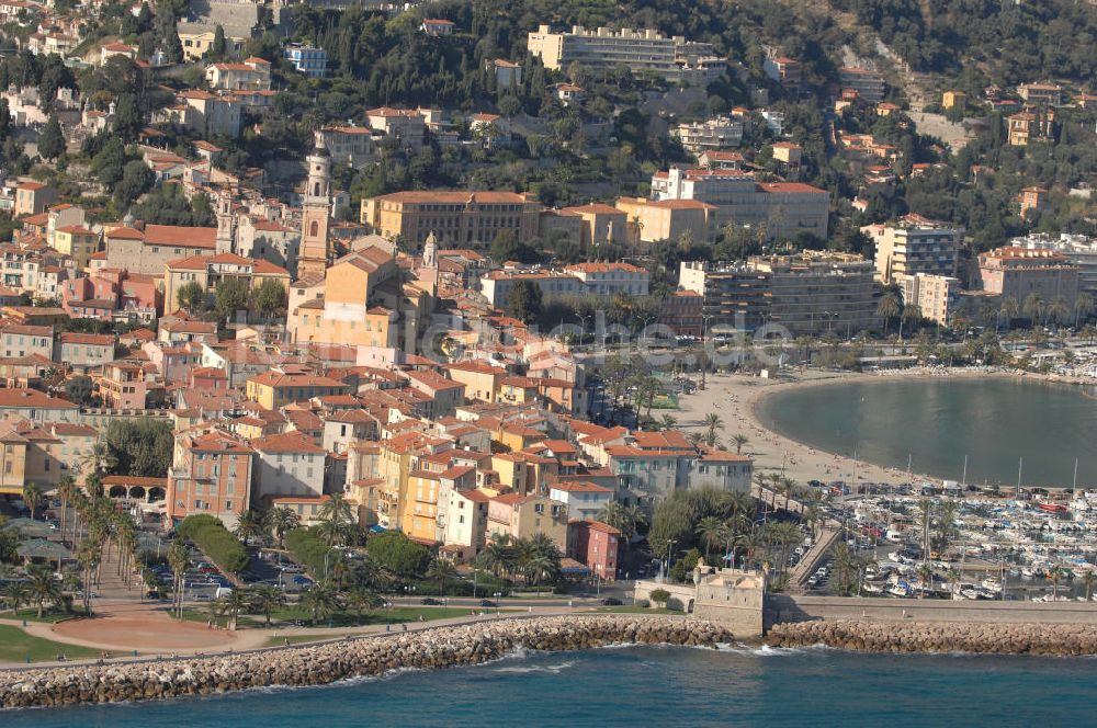 Luftaufnahme Menton - Wohngebiet an der Promenade du Soleil und die Kathedrale Saint-Michel in Menton