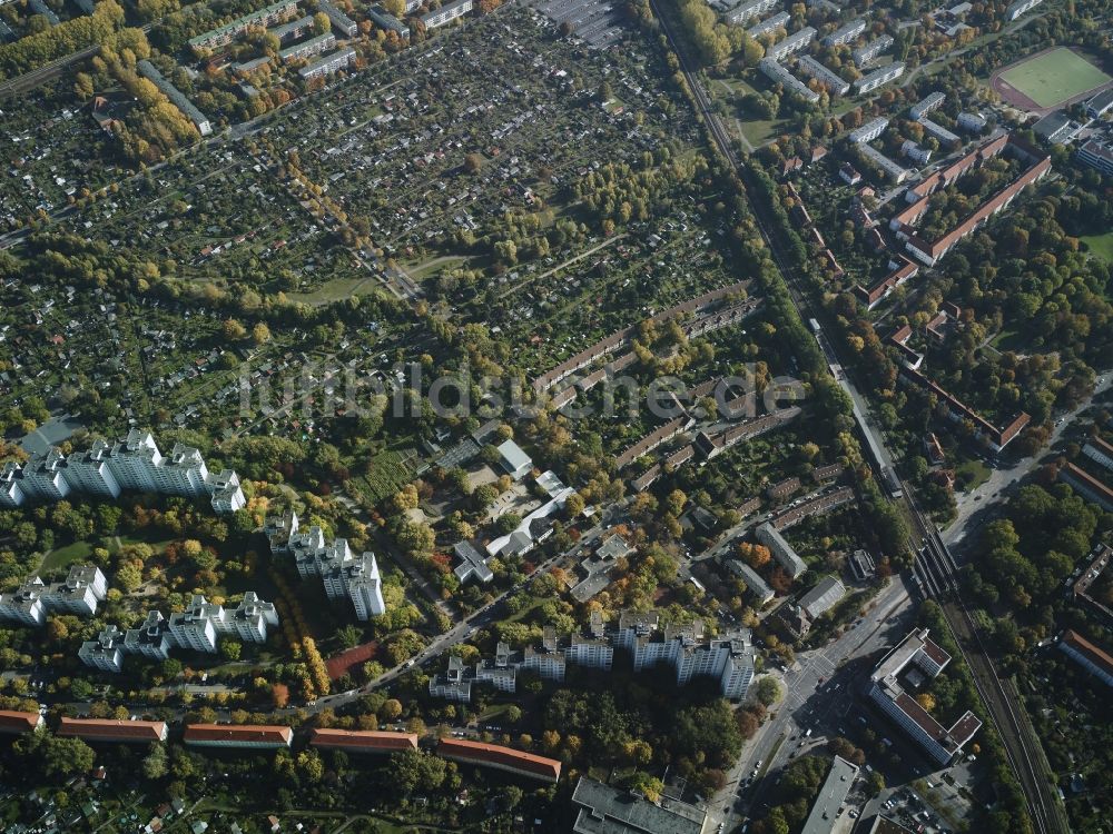 Berlin von oben - Wohngebiet einer Reihenhaus- Hochhaus und Kleingarten Siedlung Aronsstraße, Dieselstraße und dem Dammweg in Berlin