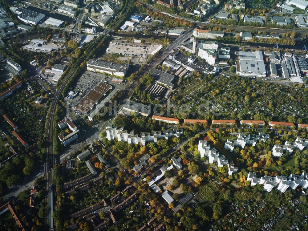 Berlin aus der Vogelperspektive: Wohngebiet einer Reihenhaus- Hochhaus und Kleingarten Siedlung Aronsstraße, Dieselstraße und dem Dammweg in Berlin