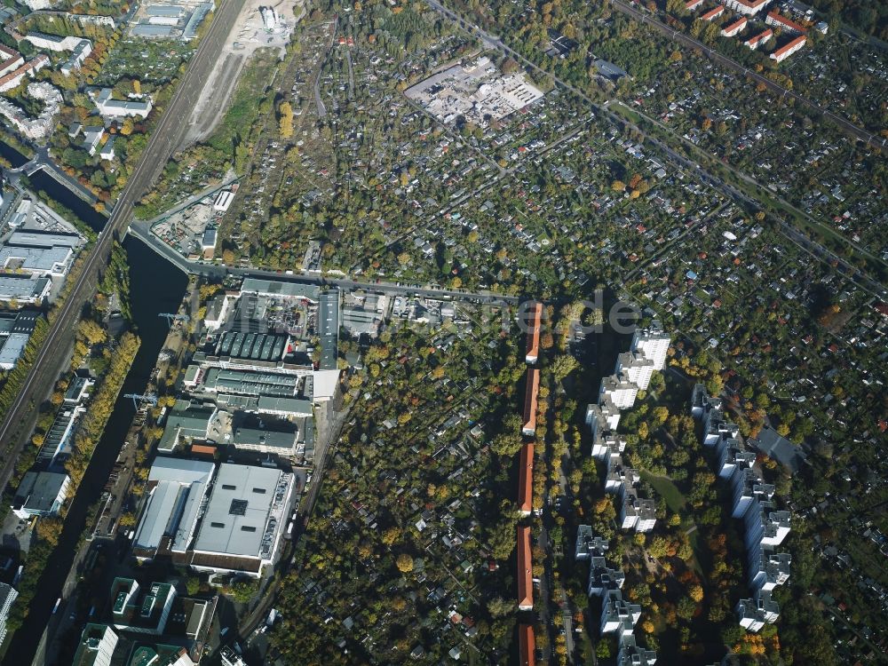 Luftbild Berlin - Wohngebiet einer Reihenhaus- Hochhaus und Kleingarten Siedlung Aronsstraße, Dieselstraße und der Kiefholzstraße in Berlin