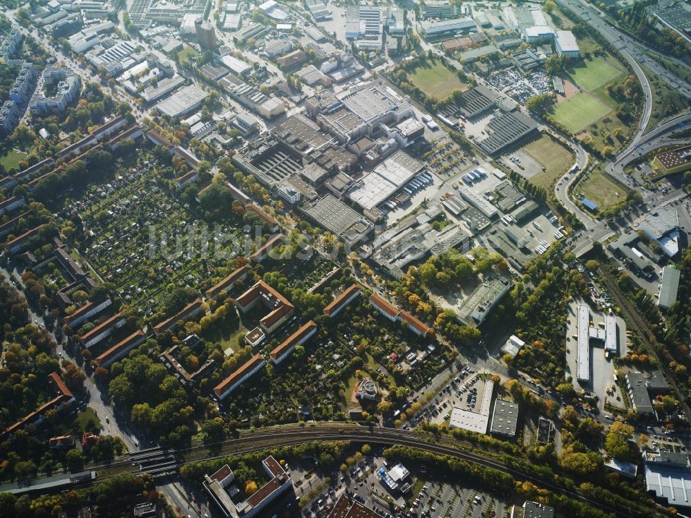 Luftaufnahme Berlin - Wohngebiet einer Reihenhaus- und Kleingarten Siedlung an der Neuköllnische Allee in Berlin