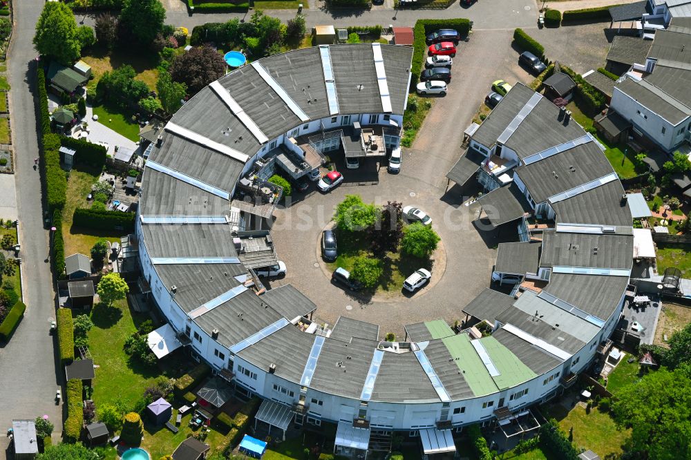 Meinsdorf aus der Vogelperspektive: Wohngebiet einer Reihenhaus- Siedlung als Rundbau in Meinsdorf im Bundesland Sachsen-Anhalt, Deutschland