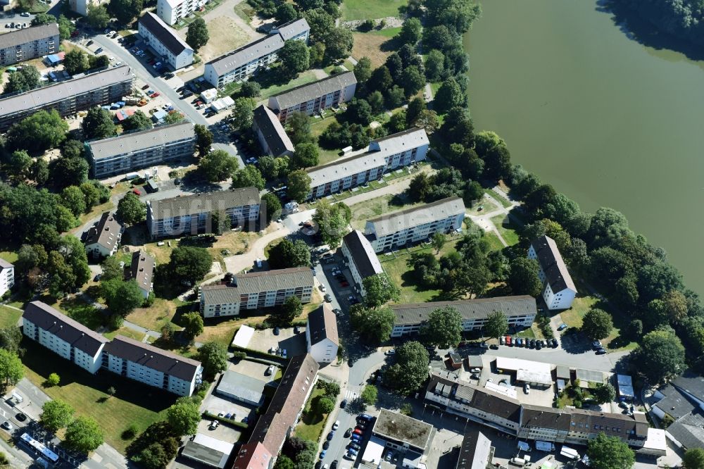 Wolfsburg von oben - Wohngebiet einer Reihenhaus- Siedlung Bartenslebenring am Ufer Neuer Teich in Wolfsburg im Bundesland Niedersachsen