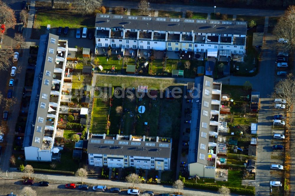 Luftaufnahme Berlin - Wohngebiet einer Reihenhaus- Siedlung Bietzkestraße Ecke Lincolnstraße im Ortsteil Friedrichsfelde in Berlin, Deutschland