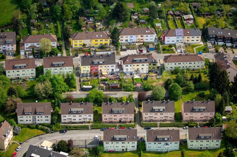 Schwelm von oben - Wohngebiet einer Reihenhaus- Siedlung und Doppelhaus- Siedlung zwischen Feldstraße und Flurstraße in Schwelm im Bundesland Nordrhein-Westfalen