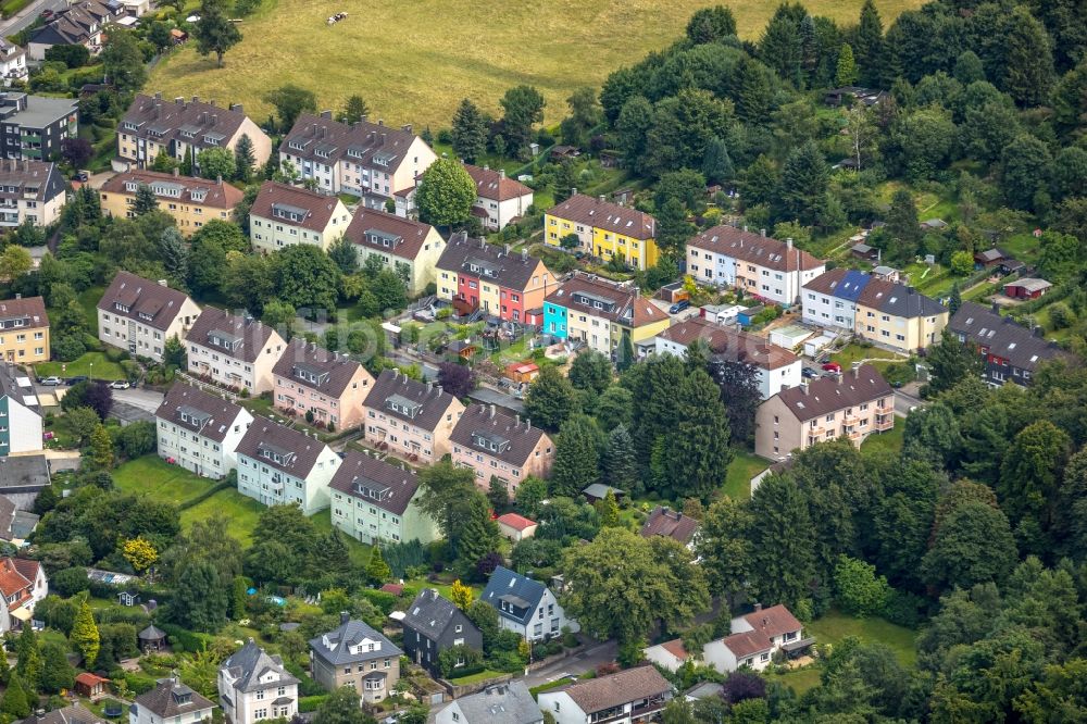 Schwelm aus der Vogelperspektive: Wohngebiet einer Reihenhaus- Siedlung und Doppelhaus- Siedlung zwischen Feldstraße und Flurstraße in Schwelm im Bundesland Nordrhein-Westfalen