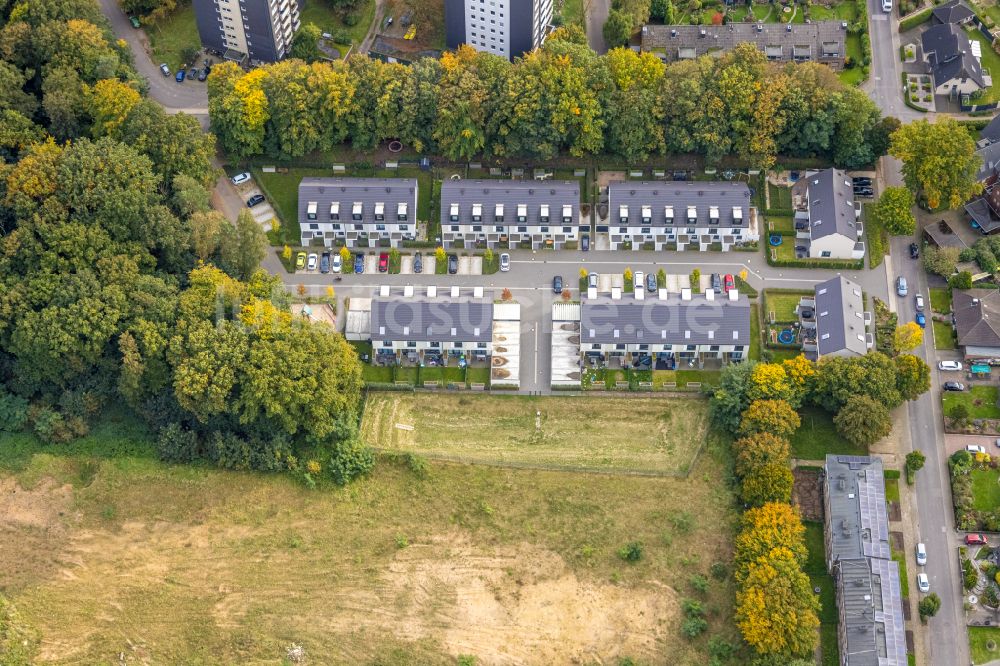 Emmerich am Rhein aus der Vogelperspektive: Wohngebiet einer Reihenhaus- Siedlung in Emmerich am Rhein im Bundesland Nordrhein-Westfalen, Deutschland