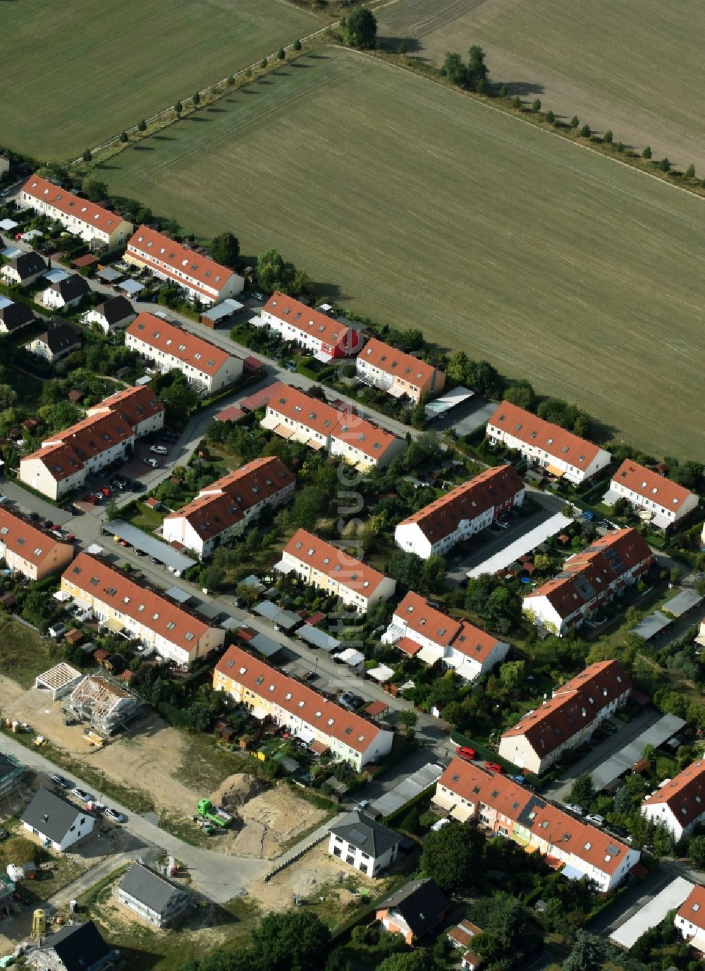 Luftaufnahme Rangsdorf - Wohngebiet einer Reihenhaus- Siedlung entlang der Anemonenstraße und der Wacholder Straße in Rangsdorf im Bundesland Brandenburg