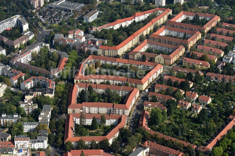 Luftaufnahme Berlin - Wohngebiet einer Reihenhaus- Siedlung entlang der Borkumer Straße Ecke Zoppoter Straße in Berlin